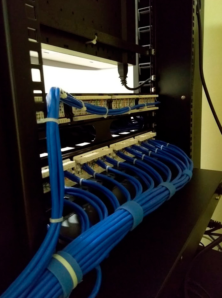 Infra de rede e montagem de rack da SJ Imóveis, 30 pontos.